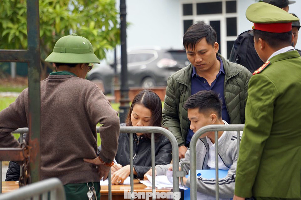 Cảnh sát dựng rào chuẩn bị trước giờ bóng lăn trận Việt Nam - Thái Lan ảnh 1