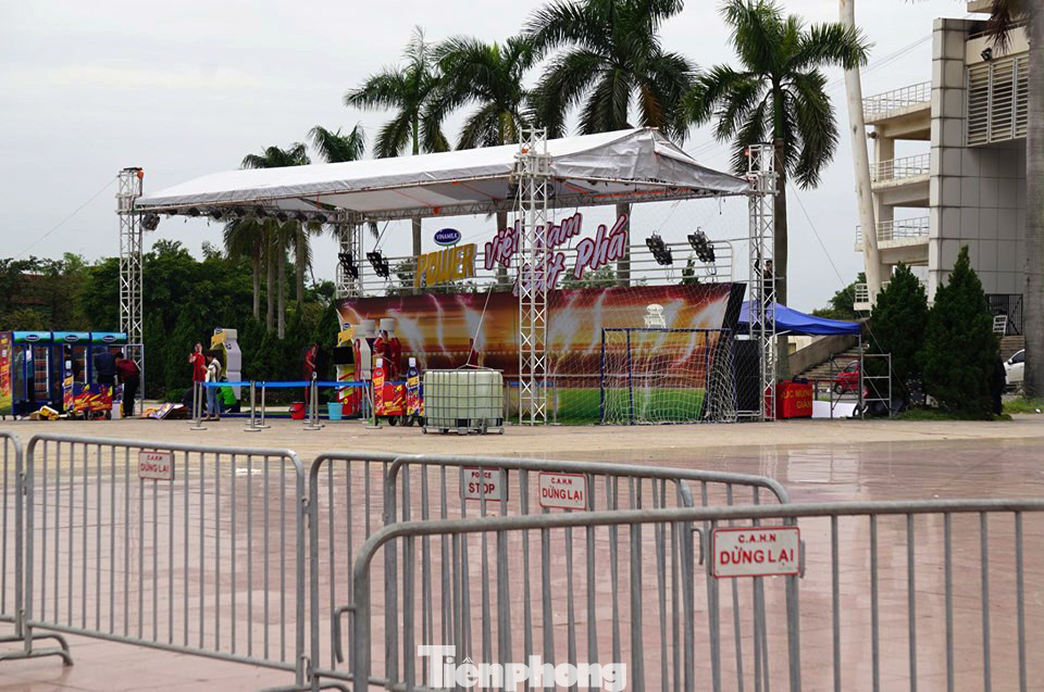 Cảnh sát dựng rào chuẩn bị trước giờ bóng lăn trận Việt Nam - Thái Lan ảnh 11