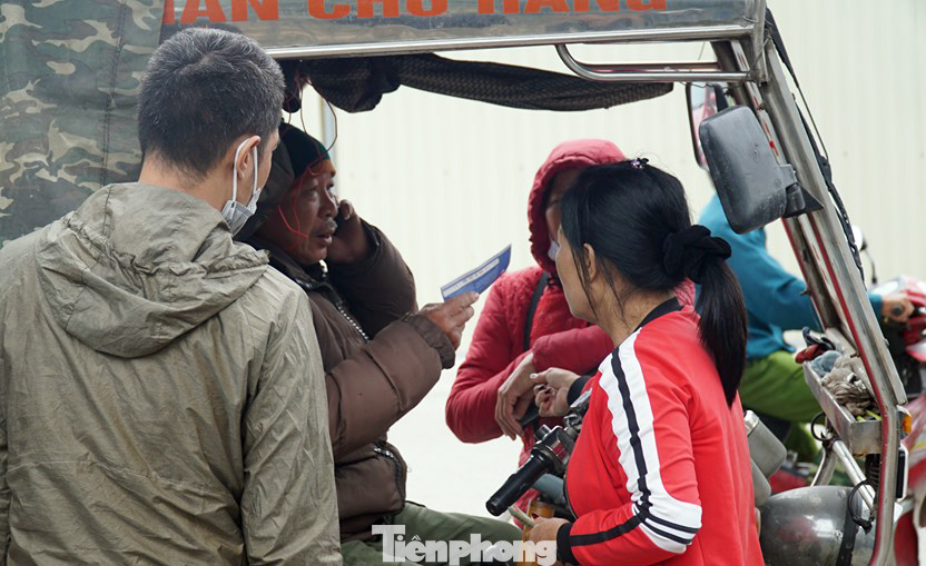 Cảnh sát dựng rào chuẩn bị trước giờ bóng lăn trận Việt Nam - Thái Lan ảnh 4