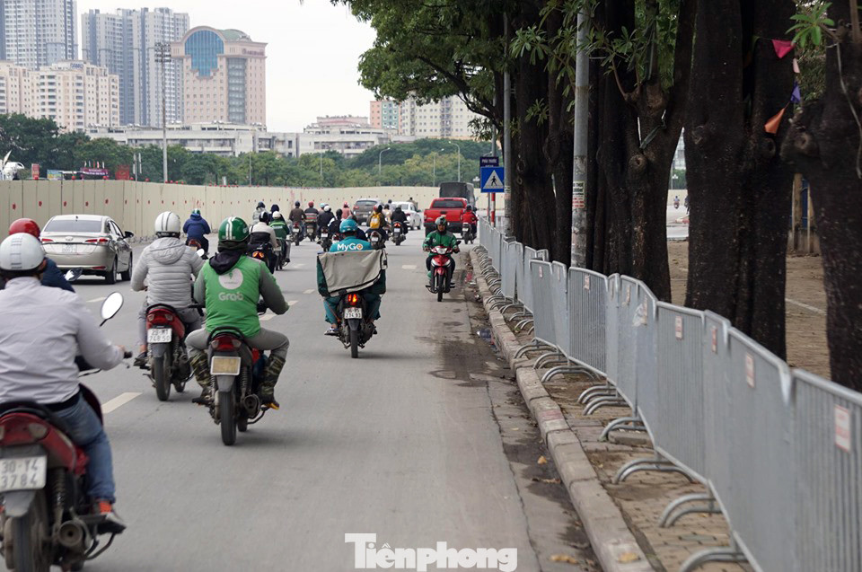 Cảnh sát dựng rào chuẩn bị trước giờ bóng lăn trận Việt Nam - Thái Lan ảnh 7