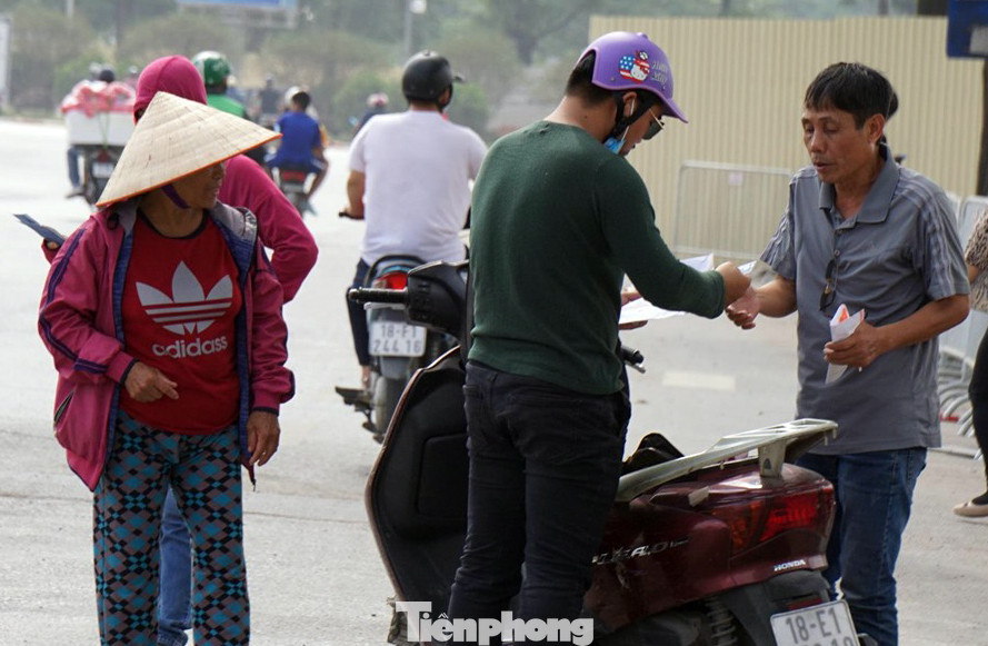 Dân phe 'hét vé' trận Việt Nam - Thái Lan gấp 10 lần giá gốc ảnh 4