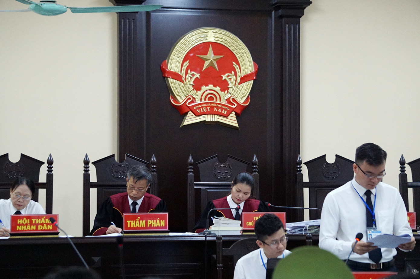 Vợ Chủ tịch tỉnh nhờ Phó GĐ Sở 'giúp đỡ' vụ nâng điểm thi ở Hà Giang ảnh 1