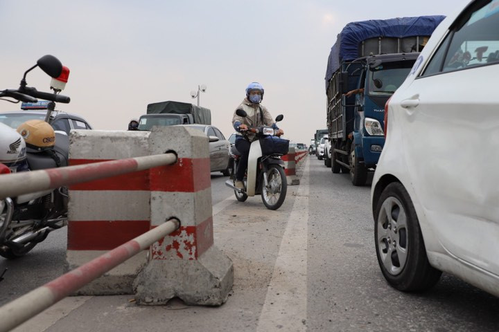 7 ô tô tông liên hoàn trên cầu Thanh Trì, giao thông ùn tắc gần 10km ảnh 2