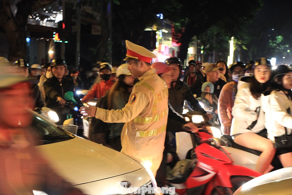 Cảnh sát trắng đêm chống đua sau chiến thắng của Việt Nam trước UAE ảnh 10
