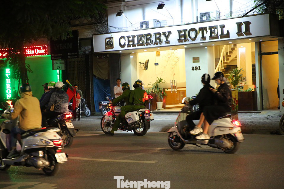 Cảnh sát trắng đêm chống đua sau chiến thắng của Việt Nam trước UAE ảnh 8