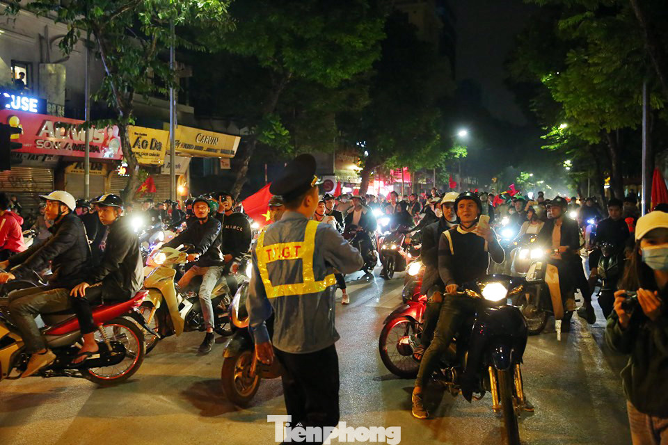 Cảnh sát trắng đêm chống đua sau chiến thắng của Việt Nam trước UAE ảnh 9