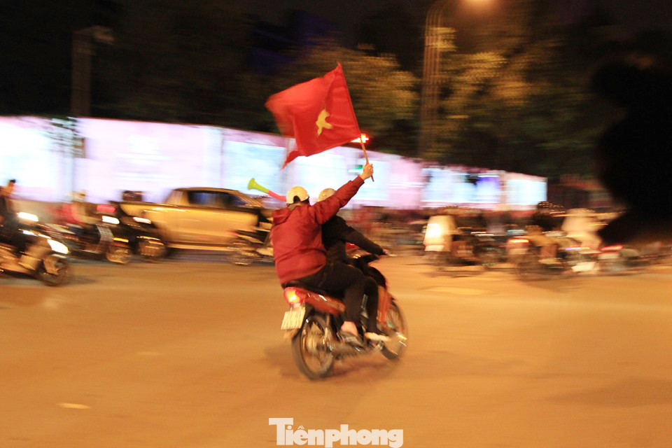 Cảnh sát trắng đêm chống đua sau chiến thắng của Việt Nam trước UAE ảnh 4