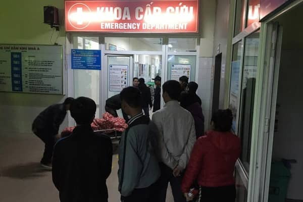 Công nhân gặp nạn được cấp cứu tại Bệnh viện đa khoa tỉnh Hải Dương tối 12/12. Bộ Công an vào cuộc vụ nổ ở nhà máy Lilama khiến 5 người thương vong ảnh 1