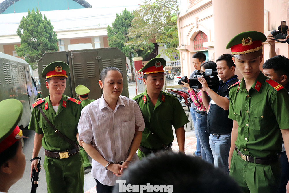 Vợ và em gái ông Triệu Tài Vinh vắng mặt tại tòa xử gian lận thi ở Hà Giang ảnh 3