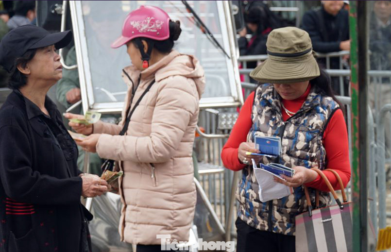 Cảnh sát dựng rào chuẩn bị trước giờ bóng lăn trận Việt Nam - Thái Lan ảnh 5