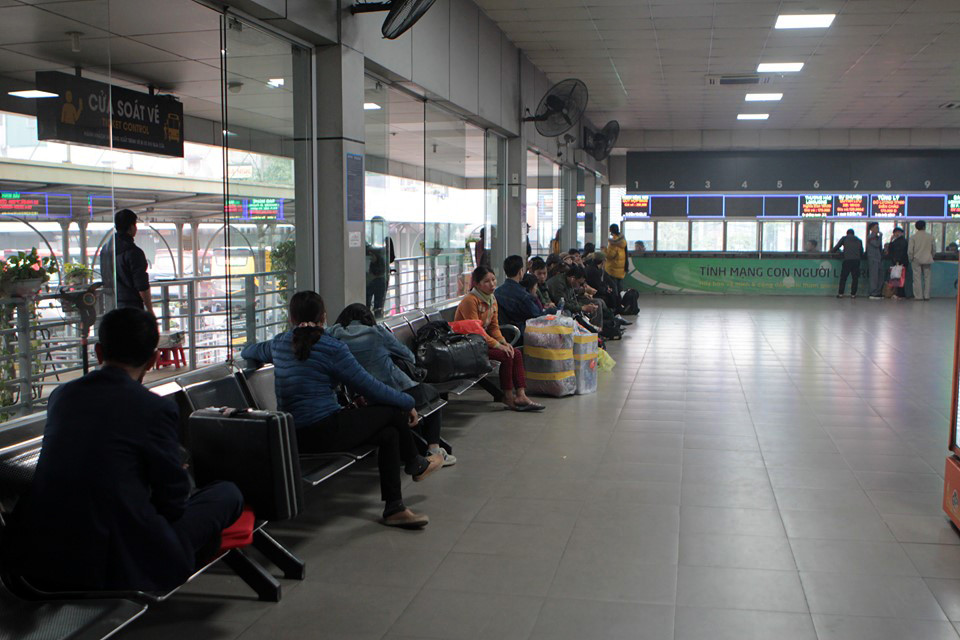 Bến xe 'ế' khách, cửa ngõ Hà Nội thông thoáng chiều cuối năm ảnh 3