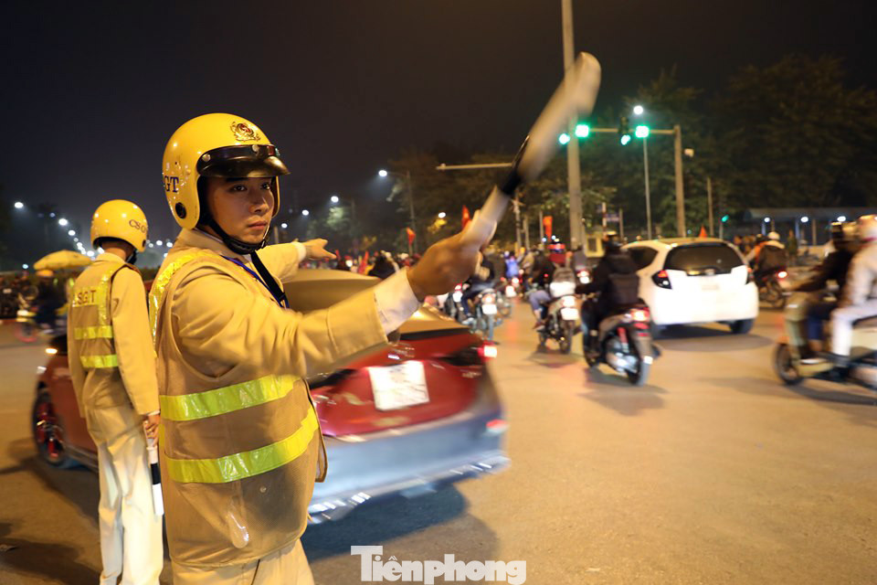 Lợi dụng cổ vũ vi phạm, nhiều thanh niên bị cảnh sát Hà Nội xử lý ảnh 2