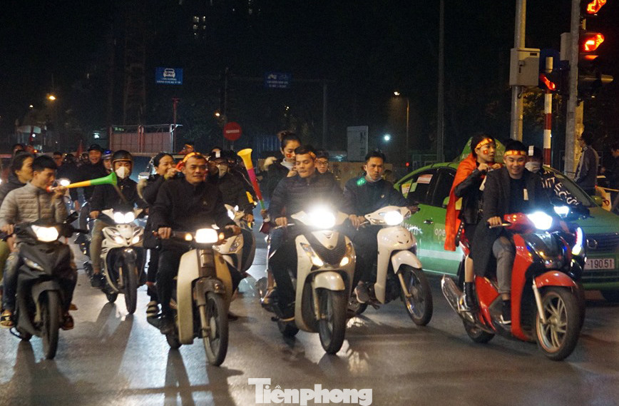 Lợi dụng cổ vũ vi phạm, nhiều thanh niên bị cảnh sát Hà Nội xử lý ảnh 3