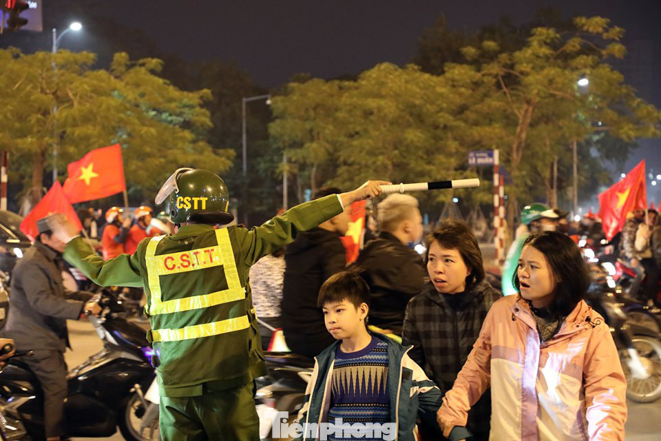 Lợi dụng cổ vũ vi phạm, nhiều thanh niên bị cảnh sát Hà Nội xử lý ảnh 9