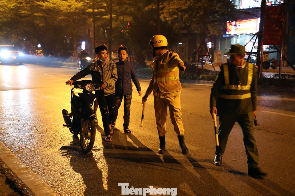 Lợi dụng cổ vũ vi phạm, nhiều thanh niên bị cảnh sát Hà Nội xử lý ảnh 4