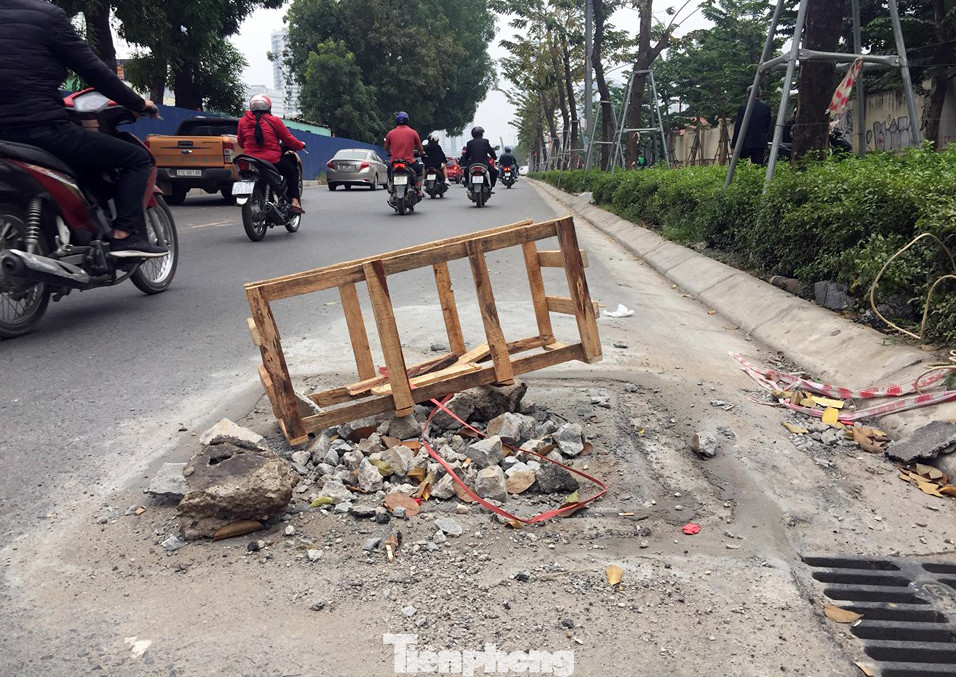 Bẫy 'tử thần' trên tuyến đường nghìn tỷ ở Hà Nội vừa thông xe ảnh 11