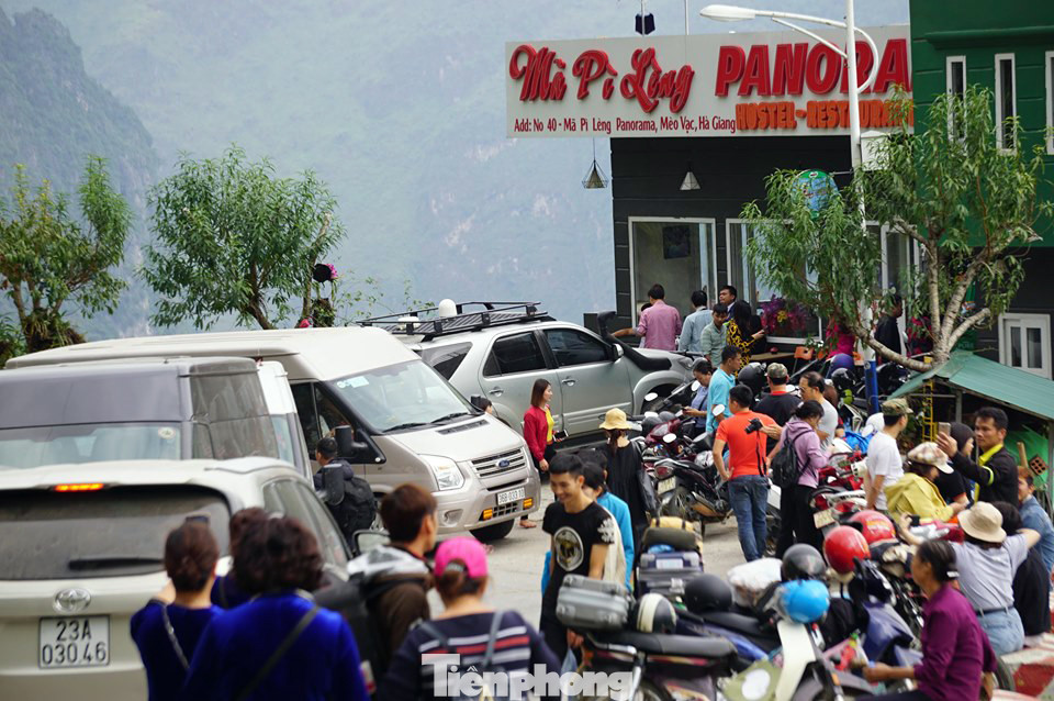 Hàng ngàn du khách 'check in' ở Panorama Mã Pì Lèng giữa lúc đình chỉ hoạt động ảnh 8