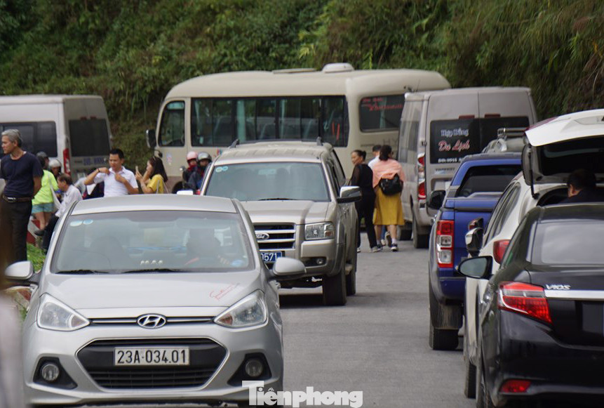 Hàng ngàn du khách 'check in' ở Panorama Mã Pì Lèng giữa lúc đình chỉ hoạt động ảnh 11