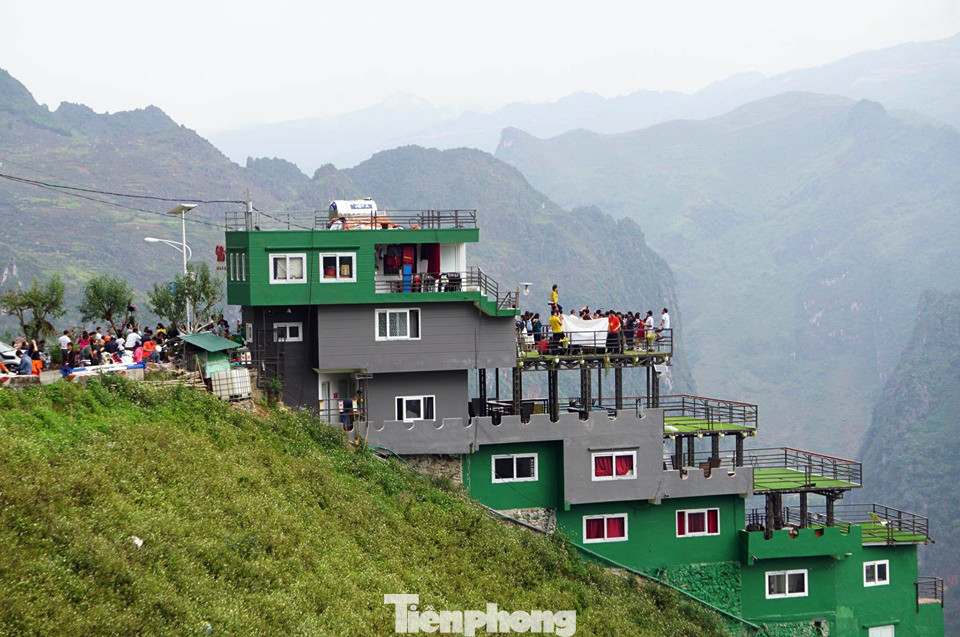 Hàng ngàn du khách 'check in' ở Panorama Mã Pì Lèng giữa lúc đình chỉ hoạt động ảnh 2