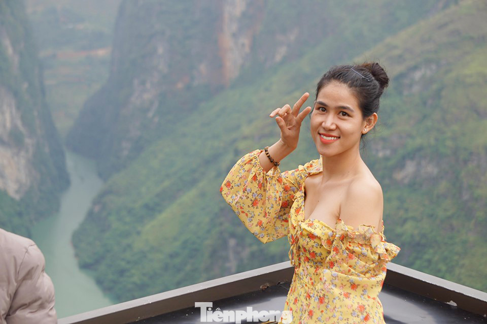 Hàng ngàn du khách 'check in' ở Panorama Mã Pì Lèng giữa lúc đình chỉ hoạt động ảnh 9