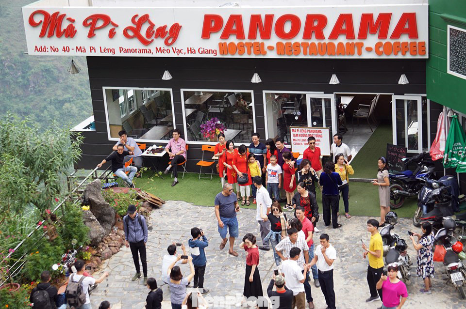 Hàng ngàn du khách 'check in' ở Panorama Mã Pì Lèng giữa lúc đình chỉ hoạt động ảnh 3