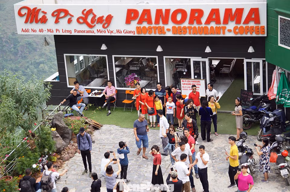 Hàng ngàn du khách 'check in' ở Panorama Mã Pì Lèng giữa lúc đình chỉ hoạt động ảnh 3