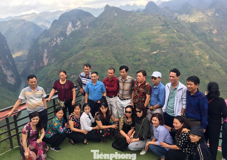 Hàng ngàn du khách 'check in' ở Panorama Mã Pì Lèng giữa lúc đình chỉ hoạt động ảnh 4