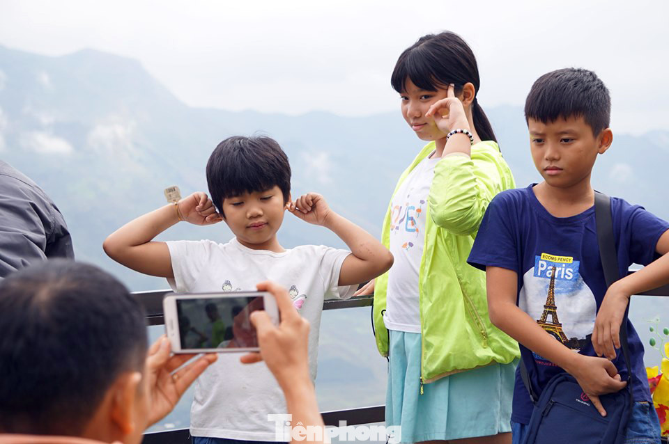 Hàng ngàn du khách 'check in' ở Panorama Mã Pì Lèng giữa lúc đình chỉ hoạt động ảnh 6