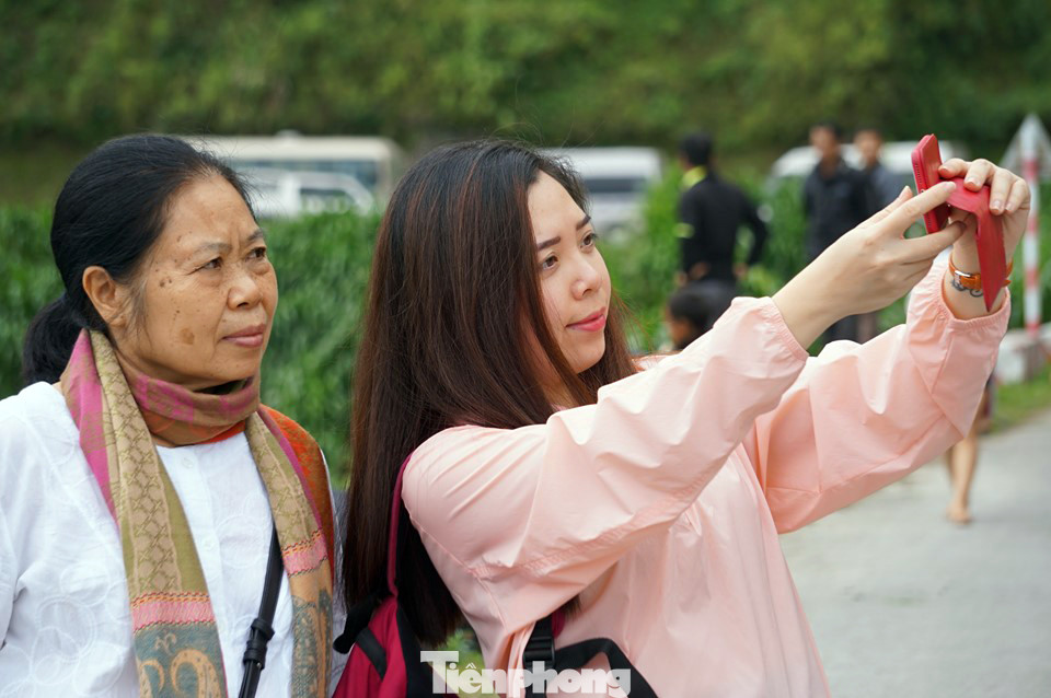 Hàng ngàn du khách 'check in' ở Panorama Mã Pì Lèng giữa lúc đình chỉ hoạt động ảnh 10