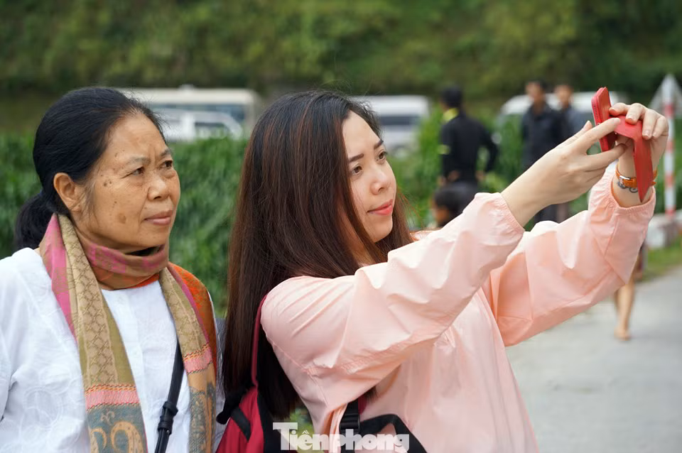 Hàng ngàn du khách 'check in' ở Panorama Mã Pì Lèng giữa lúc đình chỉ hoạt động ảnh 10