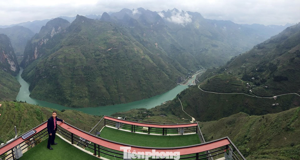 Hàng ngàn du khách 'check in' ở Panorama Mã Pì Lèng giữa lúc đình chỉ hoạt động ảnh 12