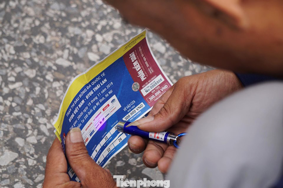 Cảnh sát đưa người bán 'vé giả' trận Việt Nam - Thái Lan về trụ sở ảnh 5