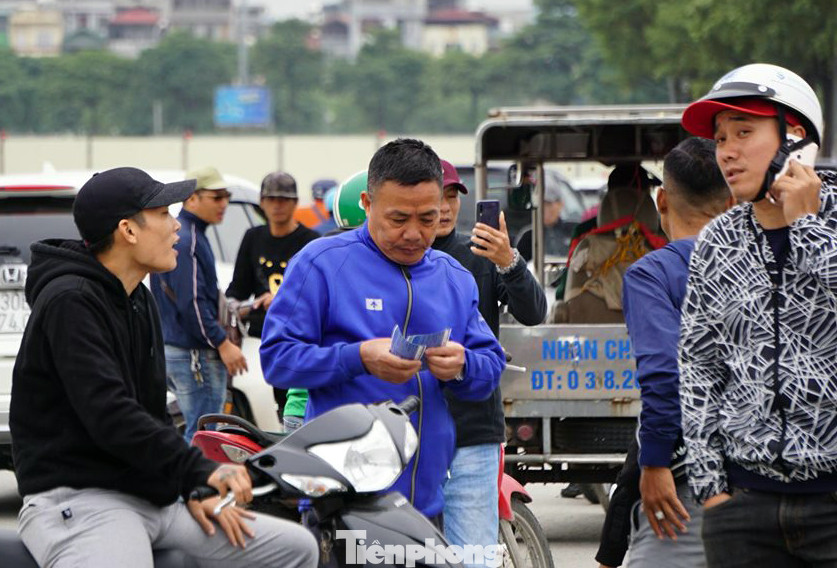 Cảnh sát đưa người bán 'vé giả' trận Việt Nam - Thái Lan về trụ sở ảnh 8