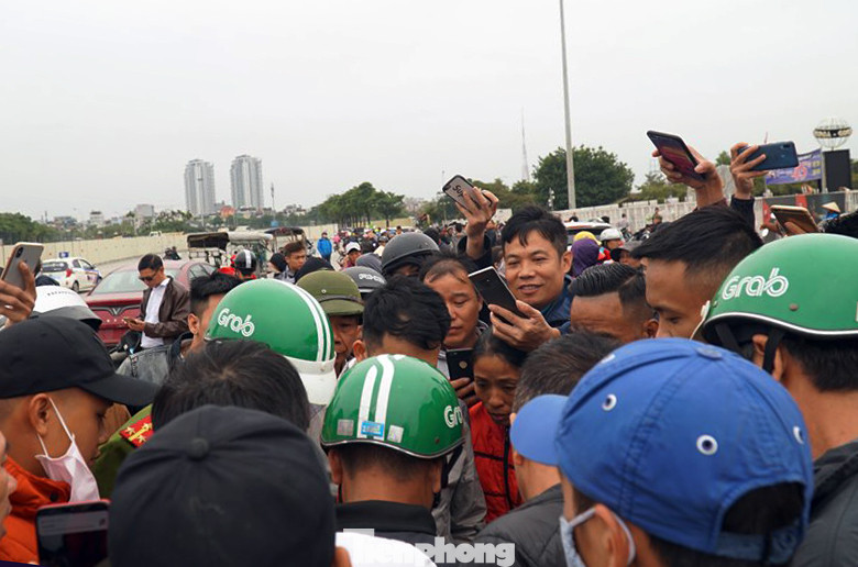 Cảnh sát đưa người bán 'vé giả' trận Việt Nam - Thái Lan về trụ sở ảnh 2