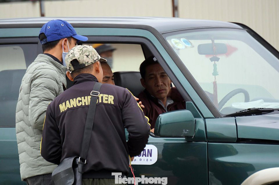 Cảnh sát đưa người bán 'vé giả' trận Việt Nam - Thái Lan về trụ sở ảnh 9