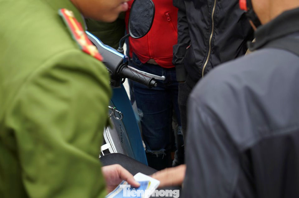 Cảnh sát đưa người bán 'vé giả' trận Việt Nam - Thái Lan về trụ sở ảnh 4