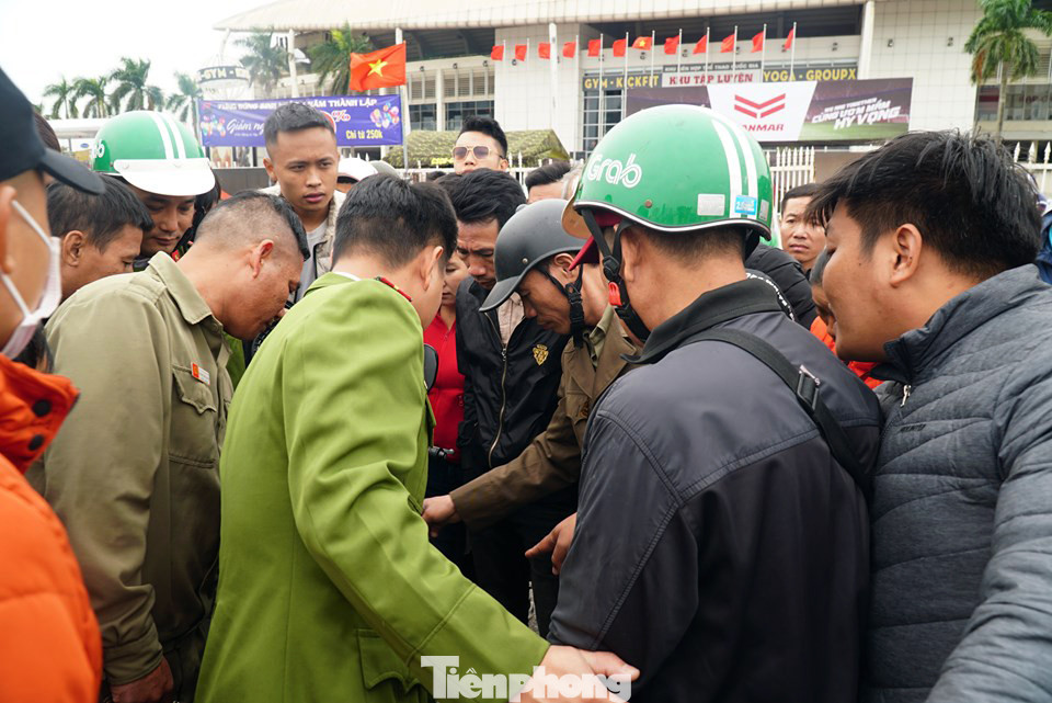 Cảnh sát đưa người bán 'vé giả' trận Việt Nam - Thái Lan về trụ sở ảnh 3