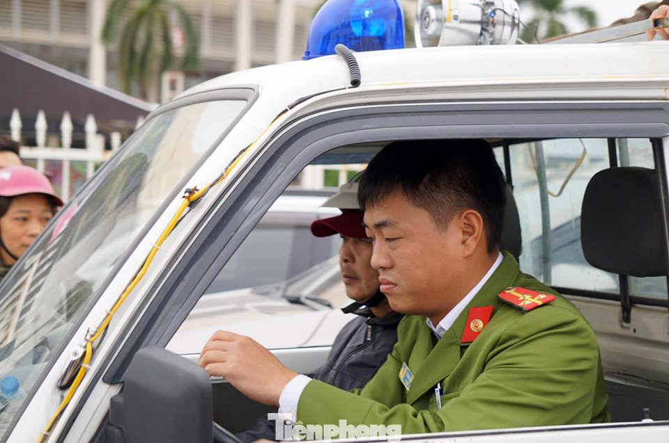 Cảnh sát đưa người bán 'vé giả' trận Việt Nam - Thái Lan về trụ sở ảnh 7