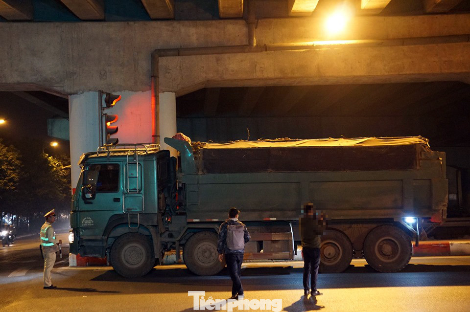 Bị CSGT dừng, tài xế xe 'hổ vồ' gọi điện cầu cứu... người thân ảnh 2