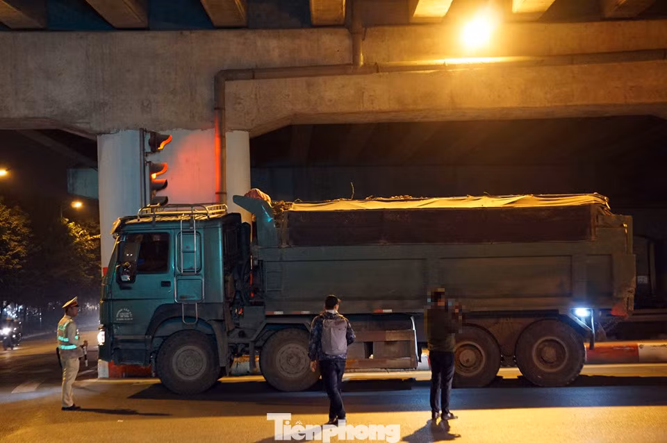 Bị CSGT dừng, tài xế xe 'hổ vồ' gọi điện cầu cứu... người thân ảnh 2