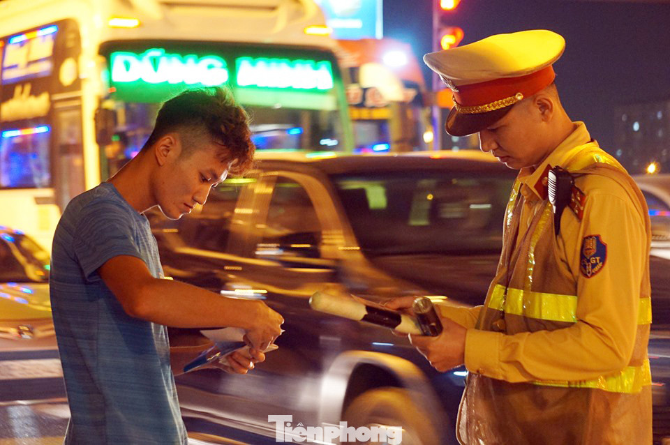 Bị CSGT dừng, tài xế xe 'hổ vồ' gọi điện cầu cứu... người thân ảnh 4