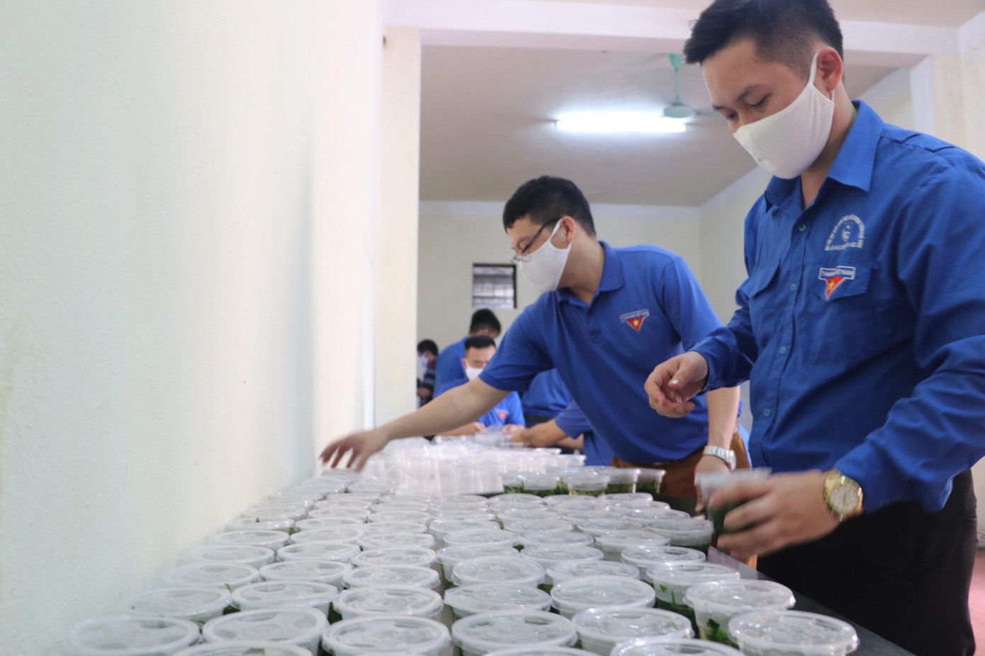Ấm áp thanh niên tình nguyện chuẩn bị khẩu phần ăn cho người cách ly ảnh 8
