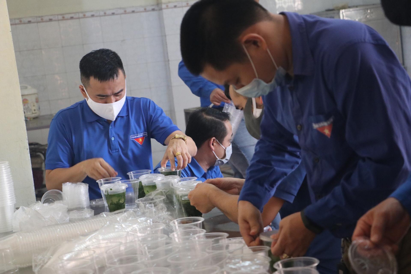 Ấm áp thanh niên tình nguyện chuẩn bị khẩu phần ăn cho người cách ly ảnh 9
