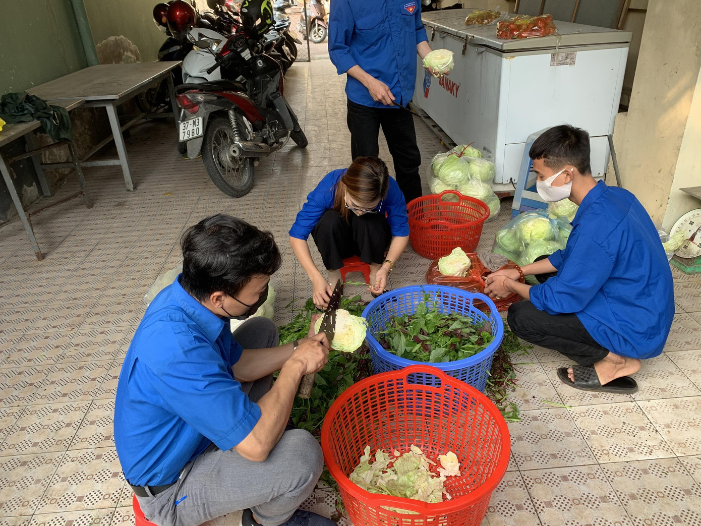 Ấm áp thanh niên tình nguyện chuẩn bị khẩu phần ăn cho người cách ly ảnh 4