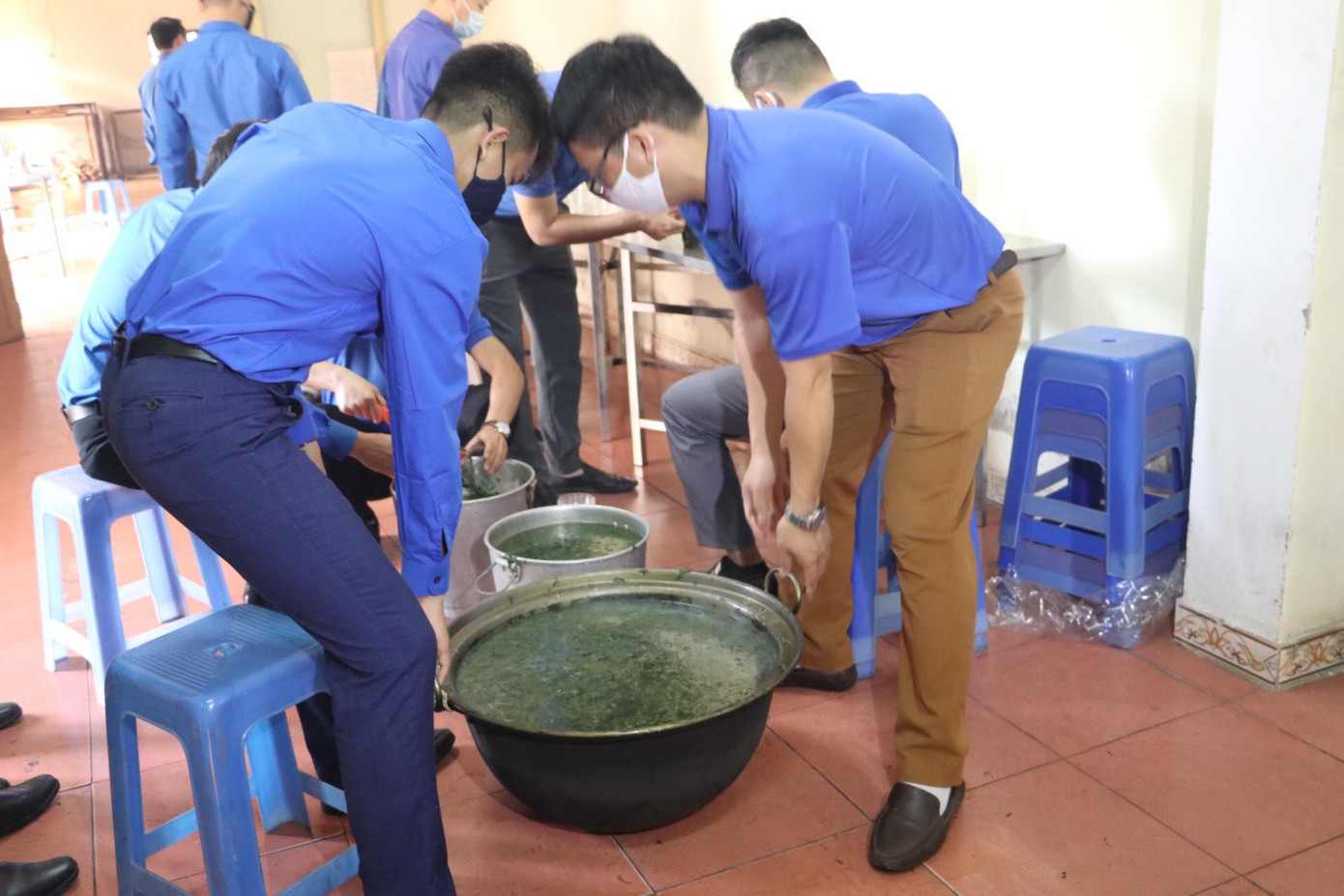 Ấm áp thanh niên tình nguyện chuẩn bị khẩu phần ăn cho người cách ly ảnh 6