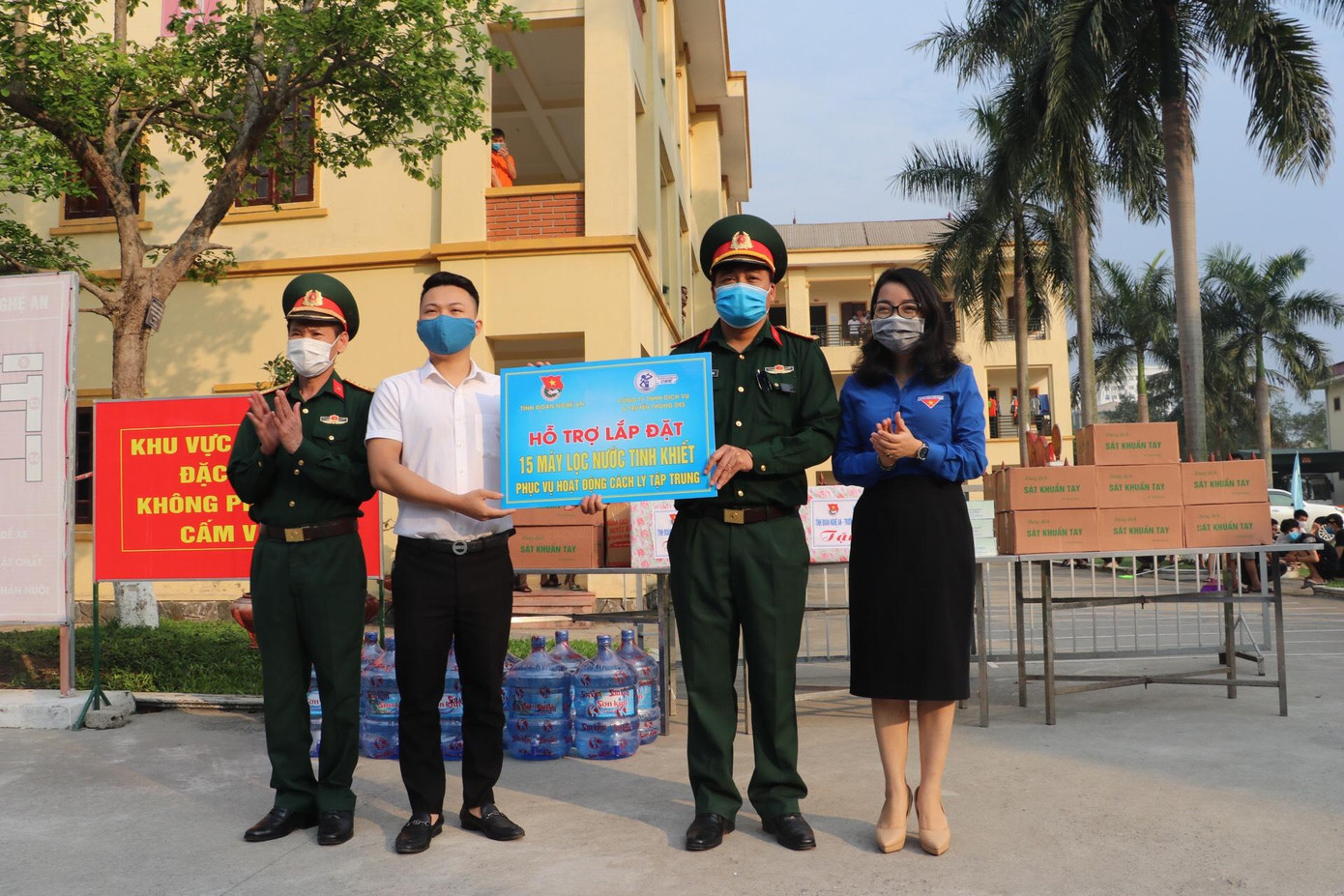 Ấm áp thanh niên tình nguyện chuẩn bị khẩu phần ăn cho người cách ly ảnh 2