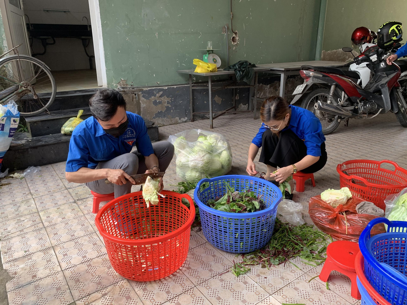 Ấm áp thanh niên tình nguyện chuẩn bị khẩu phần ăn cho người cách ly ảnh 5