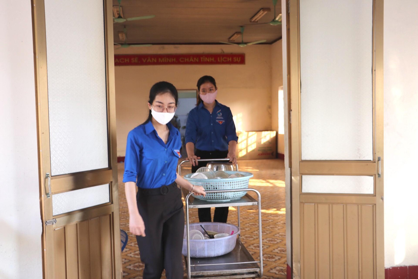 Ấm áp thanh niên tình nguyện chuẩn bị khẩu phần ăn cho người cách ly ảnh 10