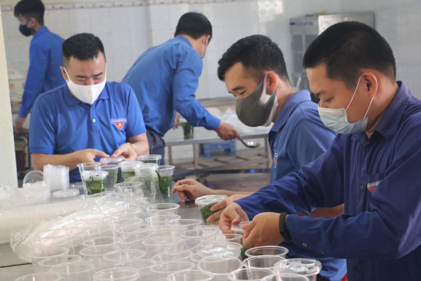 Ấm áp thanh niên tình nguyện chuẩn bị khẩu phần ăn cho người cách ly ảnh 3