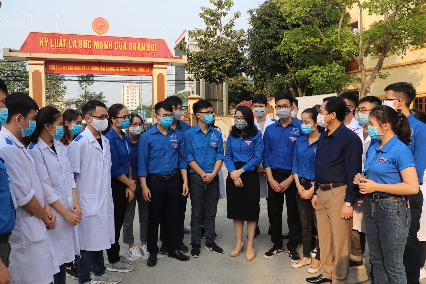 Ấm áp thanh niên tình nguyện chuẩn bị khẩu phần ăn cho người cách ly ảnh 1